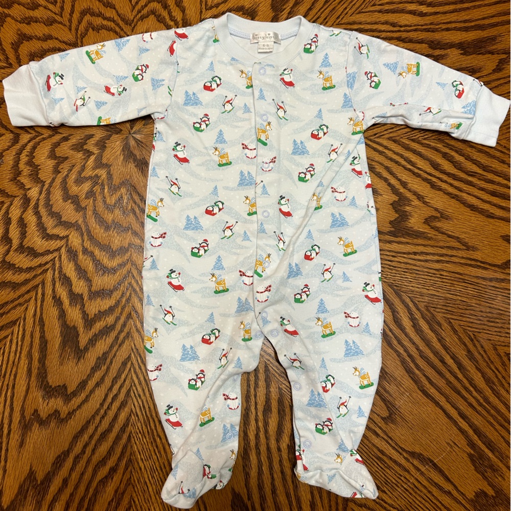 Kissy Kissy Footie Winter Scene